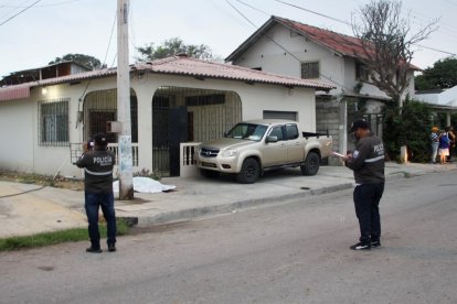 José Adrián Chóez de la O, de 31 años, murió en el acto luego de recibir los disparos que impactaron en su espalda y cabeza.