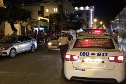 La policía investiga los casos de delincuencia.