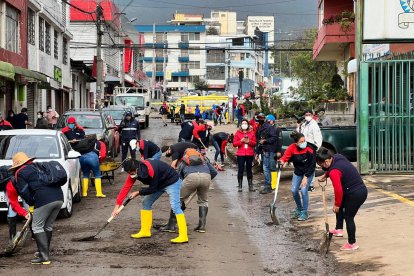 Se inicia la limpieza de sectores de La Gasca y La Comuna, afectados por el aluvión.