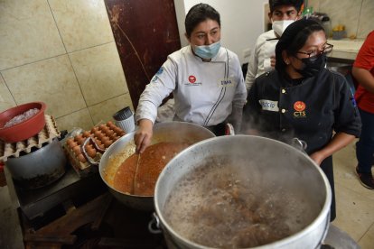 Desde el martes pasado ha habido voluntarios para cocinar almuerzos para los damnificados.