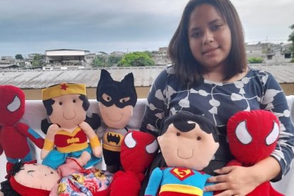 Victoria Zambrano, La niña de las muñecas, con varios de los diseños que han elaborado junto con su mamá