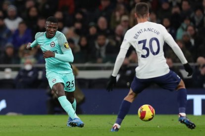 Moisés Caicedo debutó con el Brighton, ante el Tottenham en la FA Cup.