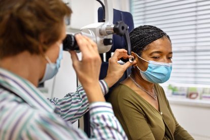 Nuevos estudios reflejan dolor de oído mientras se padece la enfermedad de coronavirus.