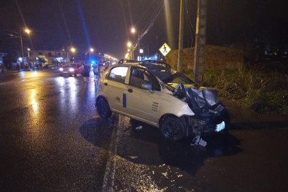 Los dos amigos que circulaban en una moto, chocaron contra este auomotor y fallecieron instantáneamente.