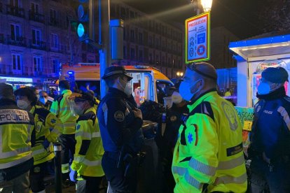 La Policía llegó al sitio de las reyertas el sábado último en Madrid, donde murieron dos personas.