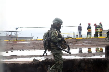 Miliares y bomberos continúan en la zona del desastre.