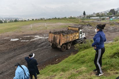 El lodo y escombros del aluvión fueron a dar en una cancha de fútbol que forma parte del parque Bicentenario.