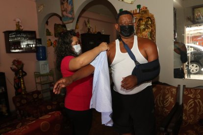 Su nuera, en  ocasiones, le ayuda con las actividades cotidianas.