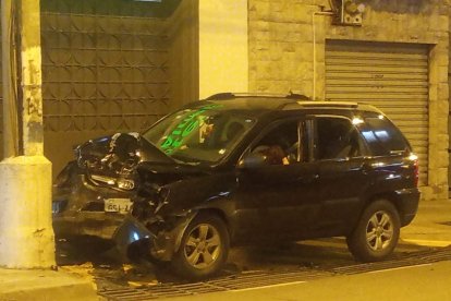 El conductor se estrelló contra un poste luego luego de recibir los tiros.