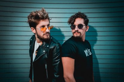 Mau & Ricky es un dúo venezolano de reguetón y pop latino formado por los hermanos Ricardo Andrés Reglero Rodríguez, y Mauricio Alberto Reglero Rodríguez.