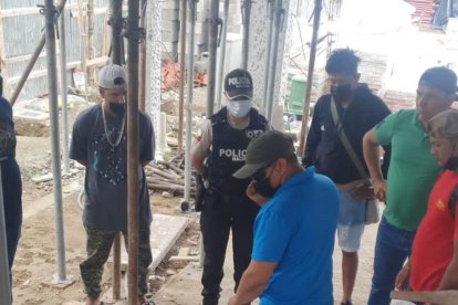 La policía llegó al sitio de la tragedia.