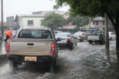 Algunas 'piscinas' se formaron en diferentes arterias de la ciudad.