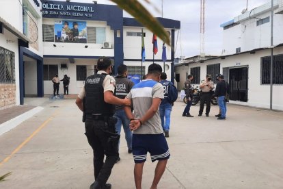 Un policía acompaña a uno de los sospechosos hasta los calabozos.