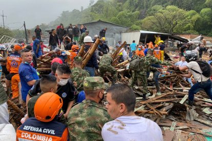 Soldados del Ejército de Colombia y rescatistas de la Defensa Civil, buscan sobrevivientes tras un deslizamiento de tierra causado por las fuertes lluvias que afectan la ciudad de Periera. Al menos seis personas murieron y otras 20 resultaron heridas por un deslizamiento de tierras causado por las lluvias que afectan a la ciudad colombiana de Pereira, capital del departamento de Risaralda (centro), informaron este martes fuentes oficiales. EFE/ EJERCITO DE COLOMBIA/SOLO USO EDITORIAL/ SOLO DISPONIBLE PARA ILUSTRAR LA NOTICIA QUE ACOMPAÑA (CRÉDITO OBLIGATORIO) /MÁXIMA CALIDAD DISPONIBLE