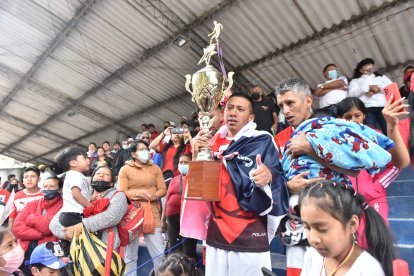 Luis Iza muestra orgulloso el título como campeones de la liga San Roque. Le dedicó la corona a su abuelito fallecido.