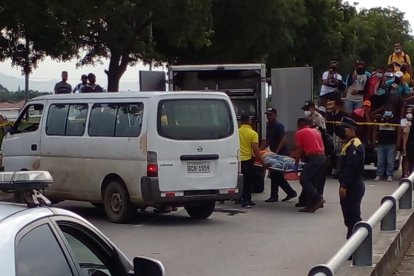 Los restos de Dalis Morán 
y Steven Moreno fueron  retirados de esta camioneta.