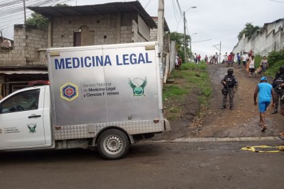 Policías acordonaron el área para recabar pistas de los responsables. También llegó Medina Legal.