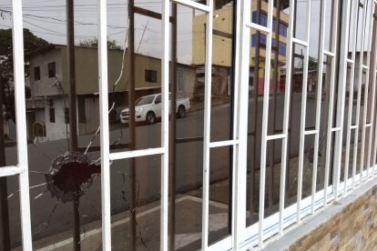 Los vidrios de una de las ventanas del inmueble quedaron en pie, pero con grandes orificios de bala.