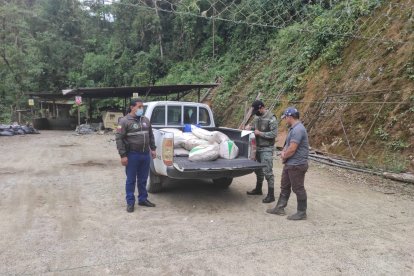 Los materiales eran trasladados en una camioneta que se topó con la ley.