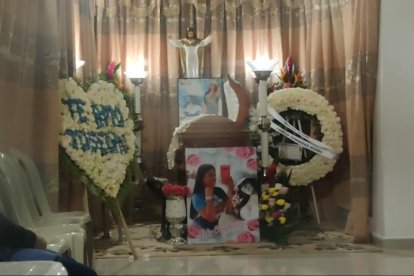 Los deudos se consolaban entre sí por la muerte de Joselyn Andreína Noguera.