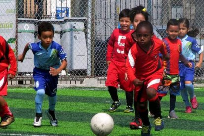 Álex González, del equipo Nottingham Suárez, haciendo de las suyas ante el elenco Guerrero de Dios.