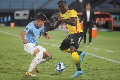 Natanael Guzmán (i) de Torque disputa el balón con Cristian Penilla de Barcelona, en el juego de ida de la primera fase de la Copa Libertadores.