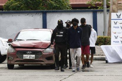 La Policía presentó a los sospechosos y al auto, cuyo dueño fue victimado en Esmeraldas.