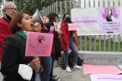 Familiares y amigos realizaron plantones mientras se tomaban versiones de testigos en  Calderón.