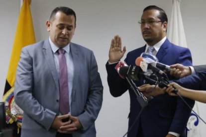 El consejero Francisco Bravo (i) tomó posesión de Hernán Ulloa como presidente del Consejo