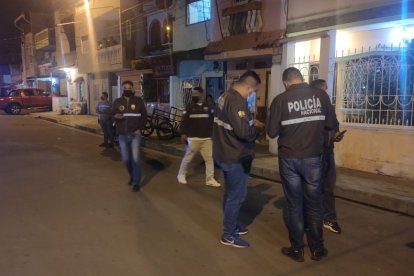 En el sector un grupo de policías investigaban lo ocurrido.