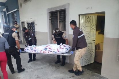 En las calles Ximena y Julian Coronel un hombre aparentemente drogado se suicido dentro de su domicilio.