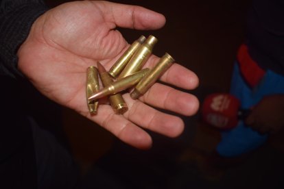 La Policía recoge indicios balísticos.