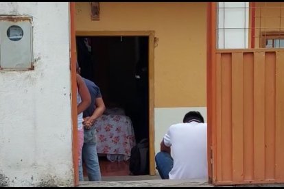 Allegados a la víctima llegaron hasta la casa al conocer de la tragedia.