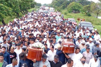 Una gran concurrencia de personas acompañó a los féretros de los dos obreros muertos en una urbanización de Samborondón.