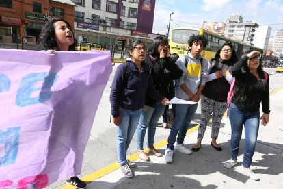 Varios colectivos de derechos de las mujeres protestaron por este y otros caso de acoso en las aulas.