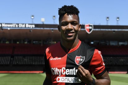Djorkaeff Reasco ya lució la ‘piel’ de Newell’s y espera su debut en el fútbol argentino.