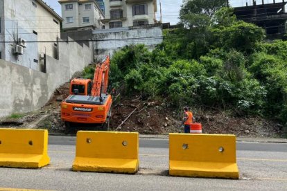 Con maquinaria pesada realizan la limpieza de predios abandonados en Los Ceibos