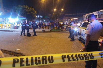 Al sitio llegaron agentes policiales para recabar los indicios balísticos.