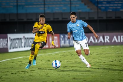 Byron Castillo y un centro que terminó en gol ante el Torque.