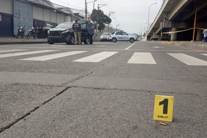 Una persona fue baleada dentro de su vehículo. Ocurrió en el KM 7,5 de la vía Daule.