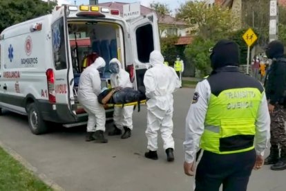 El agente de tránsito fue llevado en ambulancia hasta un hospital.