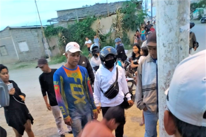 Uno de los sospechosos cuando es ajusticiado por el populacho.