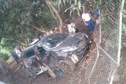 En estas condiciones quedó el vehículo en el que viajaban los tres hombres.