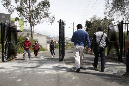 Esta puerta está colocada en la calle Jaime Roldós, pero aún no ha sido cerrada.