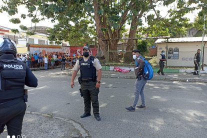 La escena fue cercada por los agentes para levantar los indicios.