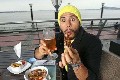 Jonathan cuenta que la primera invitada a su programa fue Samantha Grey.