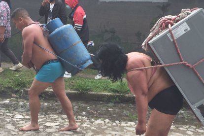 Los sospechosos fueron obligados caminar, semidesnudos, con los objetos robados a sus espaldas.