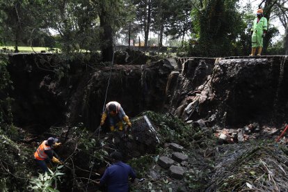 La mañana de ayer trabajadores intentaban sacar los residuos que taparon la alcantarilla.