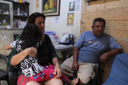 Susana Sánchez y Fausto Lucero están al cuidado de su nietecita. Siguen angustiados.