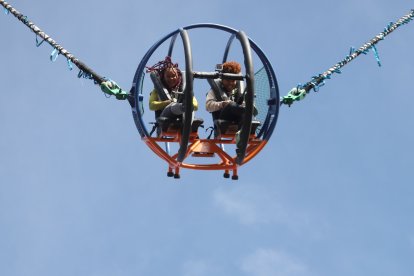 Neisi Dajomes y Angie Palacios disfrutaron de llegar al cielo con la catapulta. Confesaron que les gusta ese 'sustito' de estas atracciones.